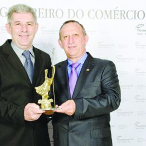 O empresário Devanir Silvério recebe o prêmio na Categoria Empresário do Ano