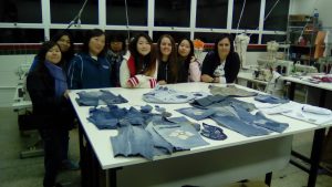 Oficina de customização de jeans realizada no campus do IFPR