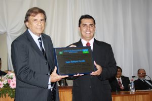Jayme de Carvalho quando recebia em 2010 o título de Cidadão Horário de Goioerê do então vereador Betinho Lima