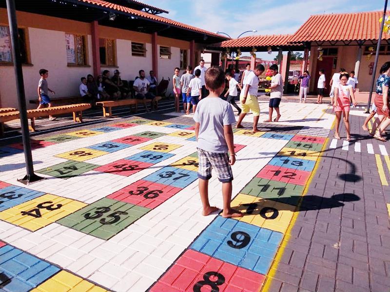 Estudantes no pátio da escola jogando os jogos confeccionados Fonte