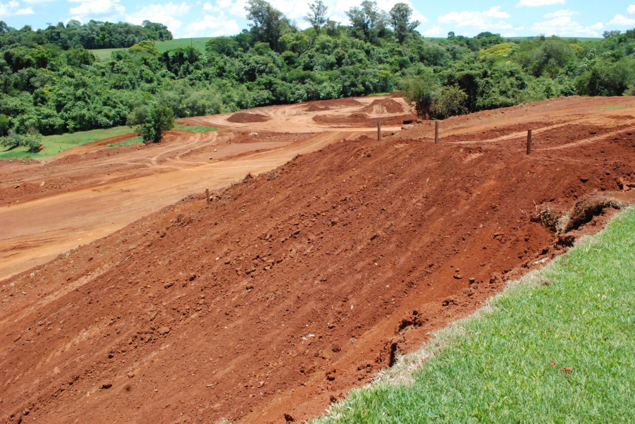 Prova de motocross inaugura pista no Parque de Exposição